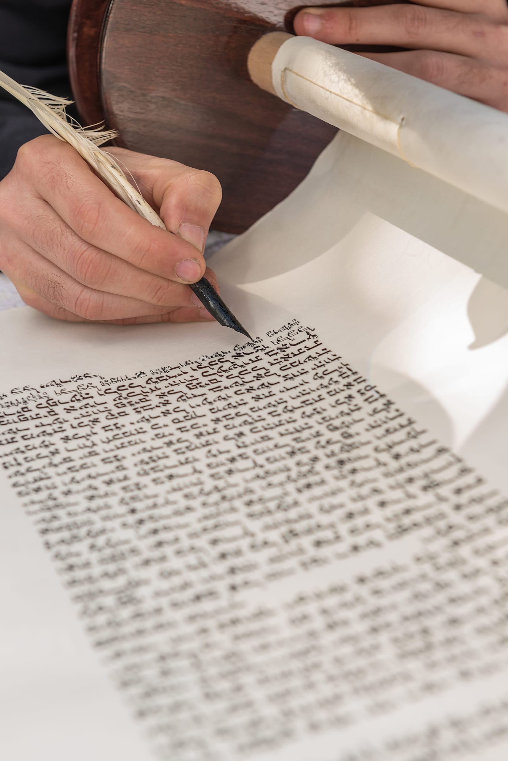 קלוזאפ של כתיבה בספר תורה